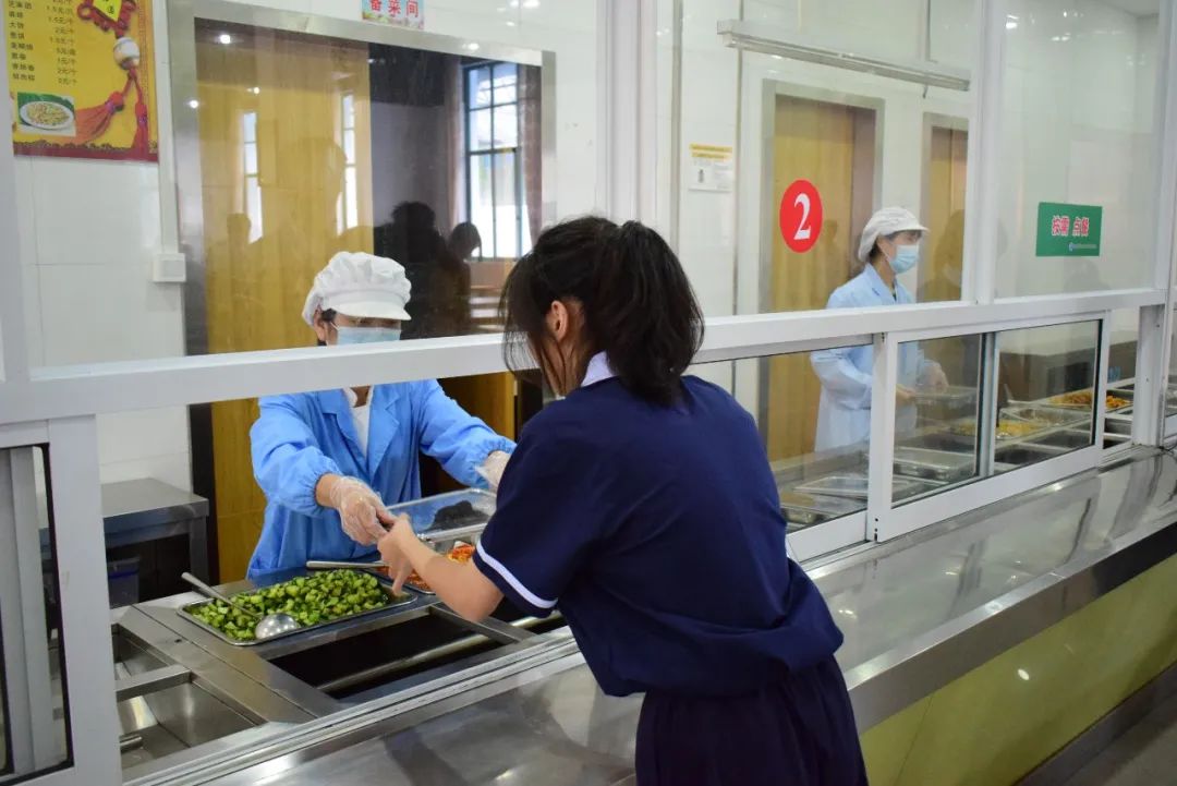 新华网、中国食品报、绍兴晚报等多家媒体报道我校“智慧食堂”建设